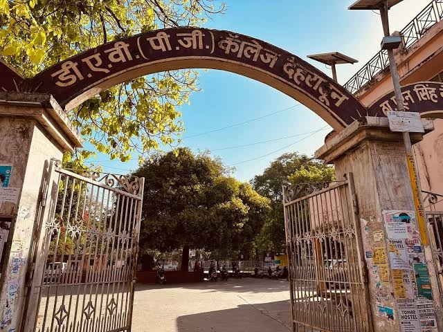 DAV PG कॉलेज में छात्रसंघ चुनाव के बीच बवाल, कांग्रेस-NSUI कार्यकर्ताओं और पुलिस में टकराव